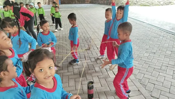 Aktivitas fun games outbound untuk melatih kerjasama dan kemandirian siswa