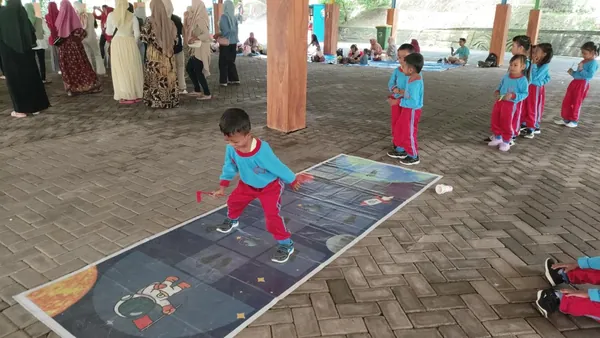 Keseruan siswa mengikuti kompetisi ketangkasan di area terbuka Sebani