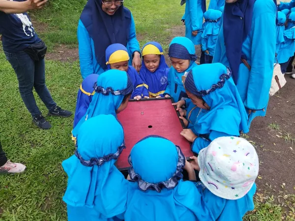 Aktivitas fun games untuk melatih kerjasama tim dan kepemimpinan siswa