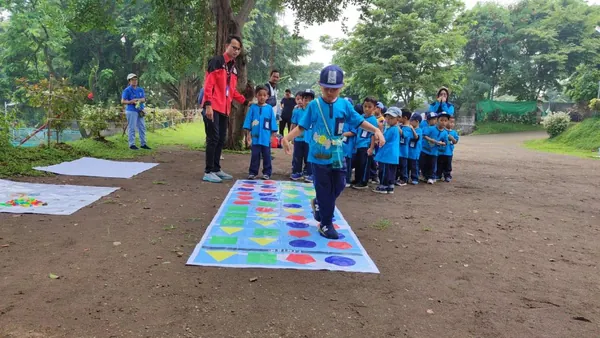 Keseruan lomba ketangkasan outbound anak sekolah di alam terbuka