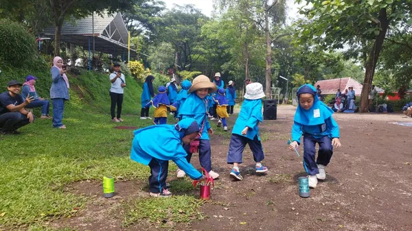 Siswa mengikuti permainan edukatif yang dipandu instruktur profesional