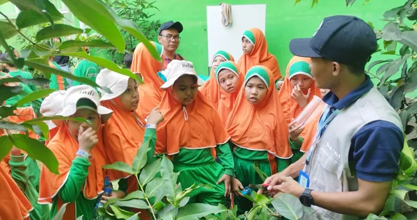 Siswa belajar tentang berbagai jenis tanaman hias dan bunga tropis di Batu Love Garden