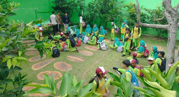 Edukasi hortikultura: Peserta trip Nila Productions mengenal cara budidaya tanaman di Green House