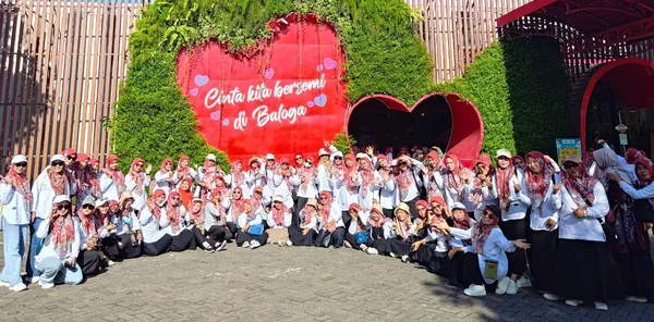 Dokumentasi keceriaan sekolah di area taman bunga yang luas dan estetik
