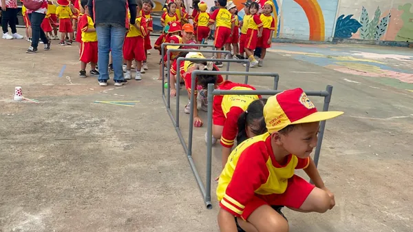 Tantangan berkelompok untuk membangun karakter kepemimpinan siswa di alam