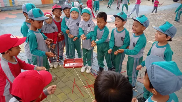 Momen tawa ceria siswa saat memenangkan permainan outbound di Baloga