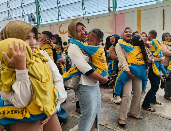 Pemanasan bersama instruktur Nila Productions sebelum eksplorasi wahana