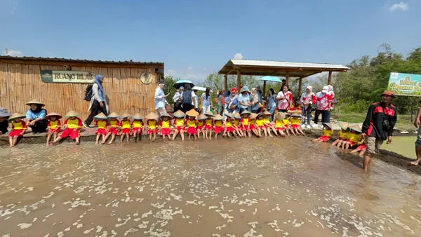 Edukasi pertanian: Siswa mengenal sistem irigasi dan cara menanam di area sawah Baloga