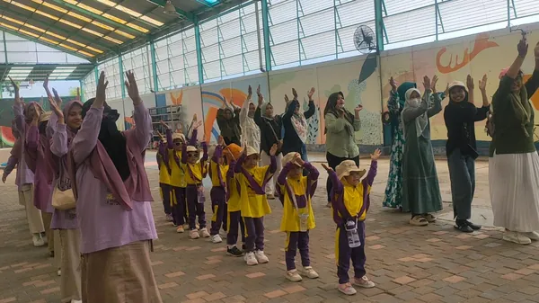 Senam pagi ceria di tengah taman bunga untuk meningkatkan kebugaran siswa