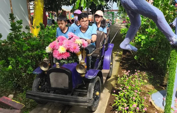 Tiket Terusan 9 Wahana: Siswa menikmati fasilitas permainan carousel yang seru