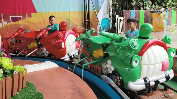 Keceriaan anak-anak mencoba berbagai wahana ketangkasan di area Baloga