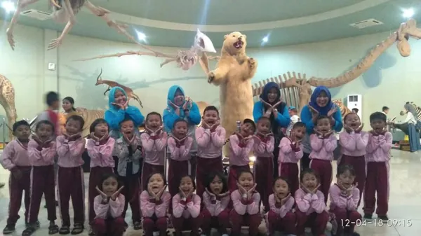 Keseruan siswa bermain di wahana Wisata Bahari Lamongan dengan latar pemandangan laut utara
