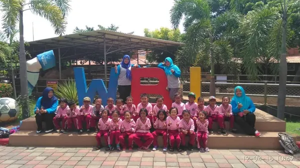 Keceriaan siswa mencoba permainan ketangkasan di kompleks wisata Lamongan