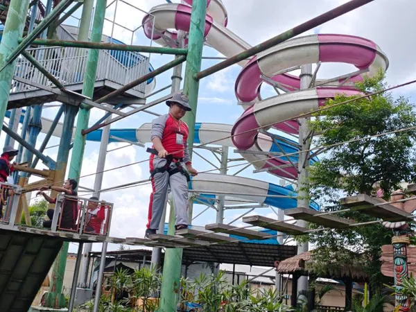 Keseruan bermain air di Hawaii Waterpark: Menikmati wahana kolam ombak tsunami yang menantang