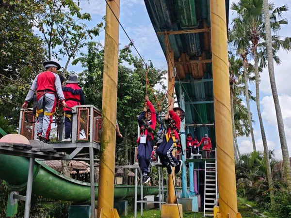 Siswa menikmati seluncuran air ekstrem di Hawaii Waterpark Malang dengan pengawasan crew profesional