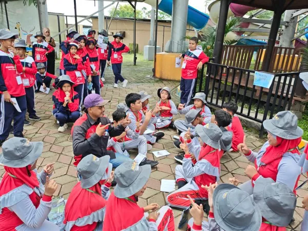 Momen kebersamaan dan keceriaan siswa dalam paket trip lengkap: Outbound, Edukasi, dan Rekreasi Air
