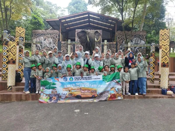 Safari Adventure: Pengalaman melihat satwa liar dari dekat menggunakan bus pariwisata