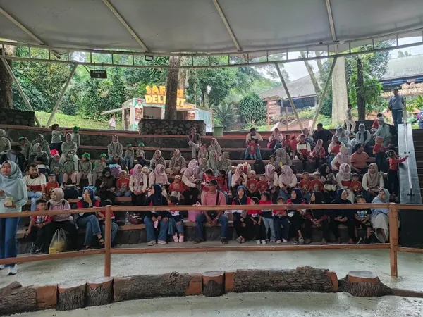 Interaksi edukatif siswa dengan satwa herbivora di kawasan terbuka Taman Safari