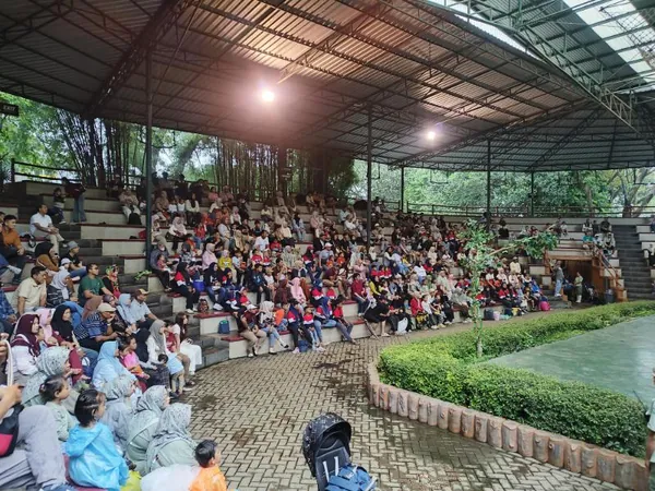 Keseruan siswa bermain di area wahana permainan Fun Zone Taman Safari Indonesia