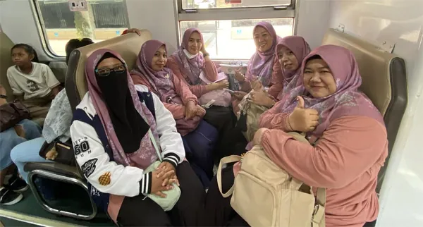 Siswa belajar mandiri dan mengenal sistem transportasi massal di stasiun bersama Nila Productions