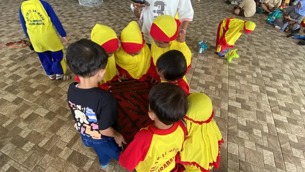 Keceriaan rombongan saat berenang di kolam renang legendaris Selecta dengan air pegunungan asli