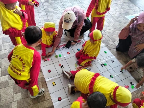 Pendampingan intensif oleh tim Nila Productions selama perjalanan di kereta hingga lokasi wisata