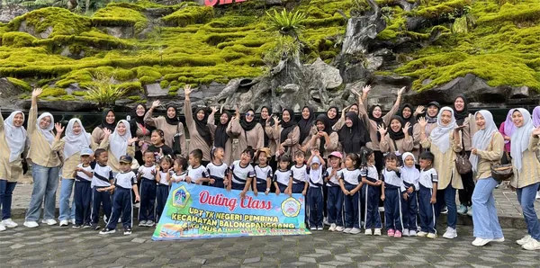 Keseruan siswa menikmati wahana Sky Bike atau sepeda udara dengan pemandangan taman bunga