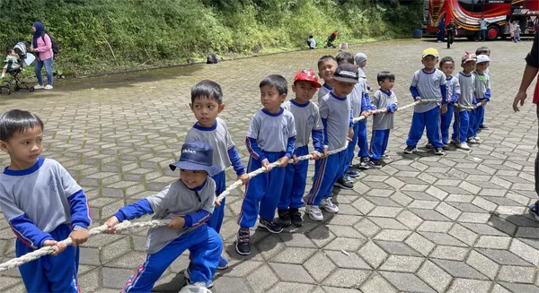 Siswa mencoba wahana perahu ayun (Columbus) yang memicu adrenalin dalam paket terusan