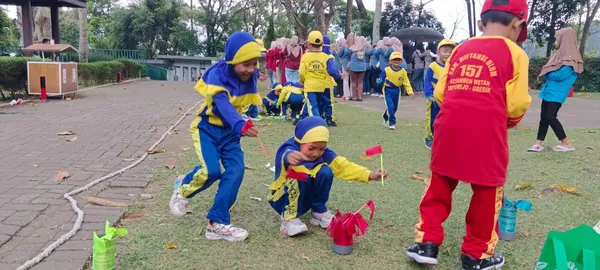 Aktivitas seru di wahana Flying Fox untuk melatih keberanian dan ketangkasan siswa