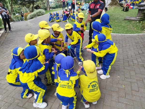 Menikmati wahana mobil ayun dan berbagai permainan ketangkasan anak lainnya di Selecta