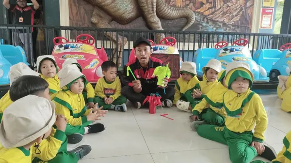 Keceriaan rombongan sekolah saat menaiki wahana edukasi Tagada di area playground