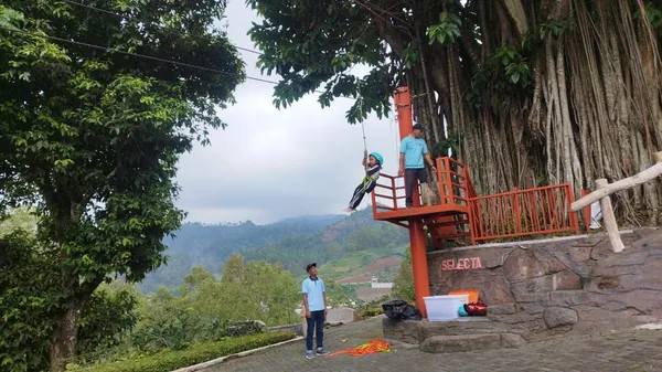 Siswa bersantai di area taman bunga setelah puas menikmati berbagai wahana permainan