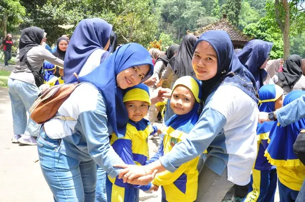 Fasilitas kolam renang Selecta yang luas dan menyegarkan bagi seluruh rombongan
