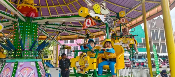 Manajemen antrean wahana yang efisien untuk rombongan sekolah besar oleh Nila Productions