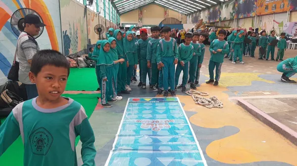 Keseruan kegiatan outbound fun games untuk melatih kekompakan siswa