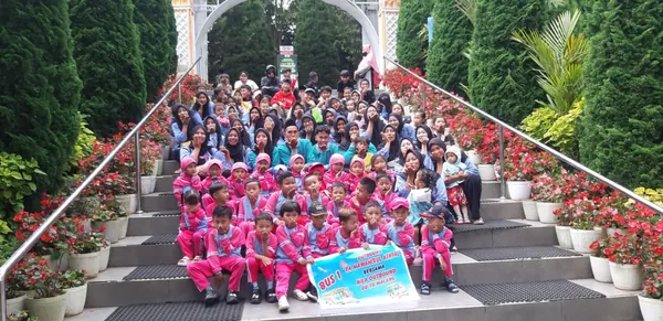 Wisata edukasi visual: Siswa mempelajari arsitektur bangunan khas Eropa yang warna-warni