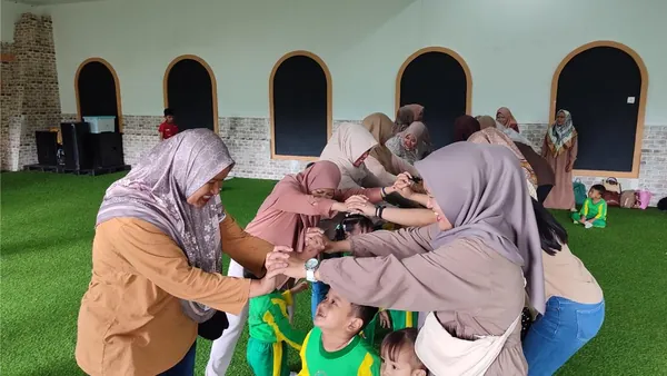 Siswa menikmati suasana sejuk pegunungan sambil berfoto di spot-spot mancanegara