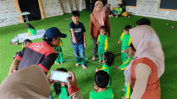 Kegiatan field trip sekolah yang menyenangkan dengan latar belakang taman bunga yang luas