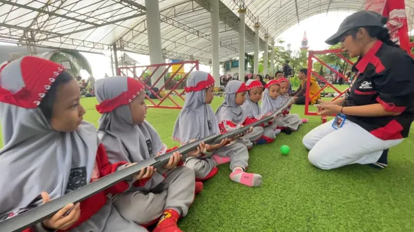 Spot foto Jembatan Kaca: Menikmati pemandangan seluruh area San Terra dari ketinggian