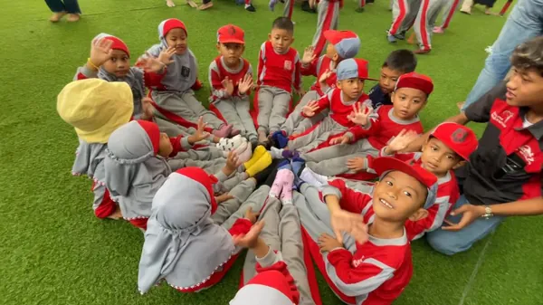 Dokumentasi kelompok siswa di area bangunan ala Italia yang Instagrammable