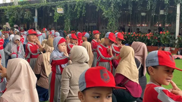 Manajemen rombongan Nila Productions memastikan setiap siswa mendapatkan momen foto terbaik