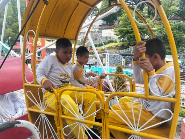 Makan siang bersama rombongan setelah lelah beraktivitas fisik dan berenang