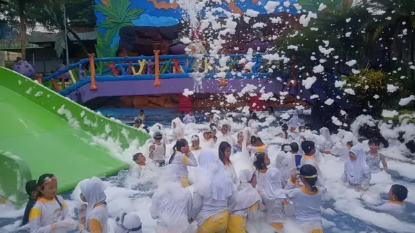 Penyerahan apresiasi atau dokumentasi keceriaan akhir kegiatan outbound Sengkaling