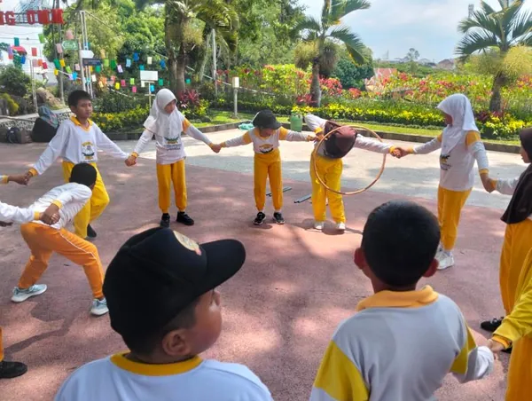 Kegembiraan rombongan sekolah menikmati sensasi arus air sungai Sengkaling