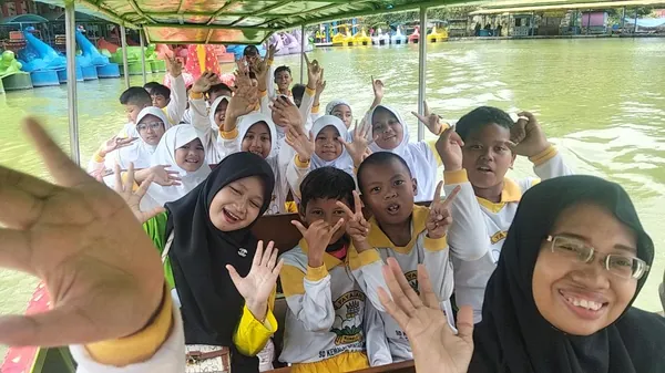 Makan siang bersama rombongan setelah menyelesaikan seluruh rangkaian adventure