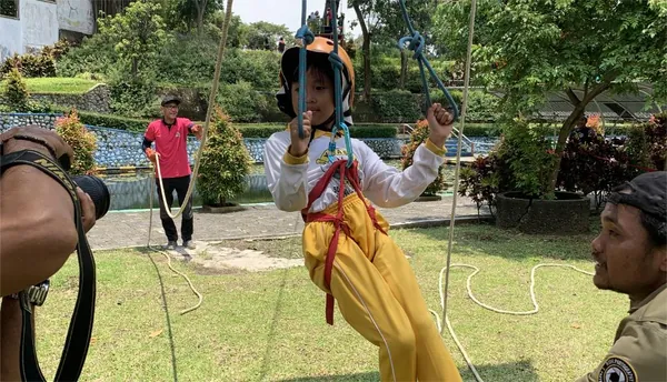 Aksi seru siswa saat meluncur di wahana Flying Fox Sengkaling dalam paket reguler adventure