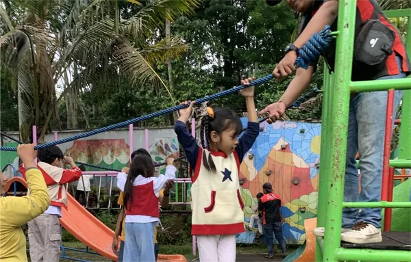 Momen keberanian siswa saat memulai pengarungan sungai dalam sesi Water Tubing