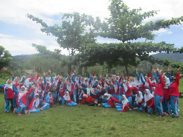 Momen seru saat perahu melewati turunan jeram yang mendebarkan bagi peserta