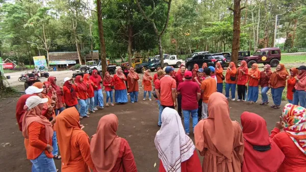 Spot foto estetik: Peserta berpose di atas Jeep dengan latar belakang hutan yang hijau