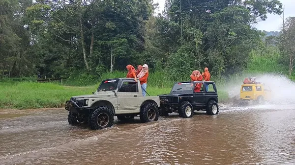 Momen kebersamaan rombongan saat beristirahat di tengah jalur offroad pegunungan